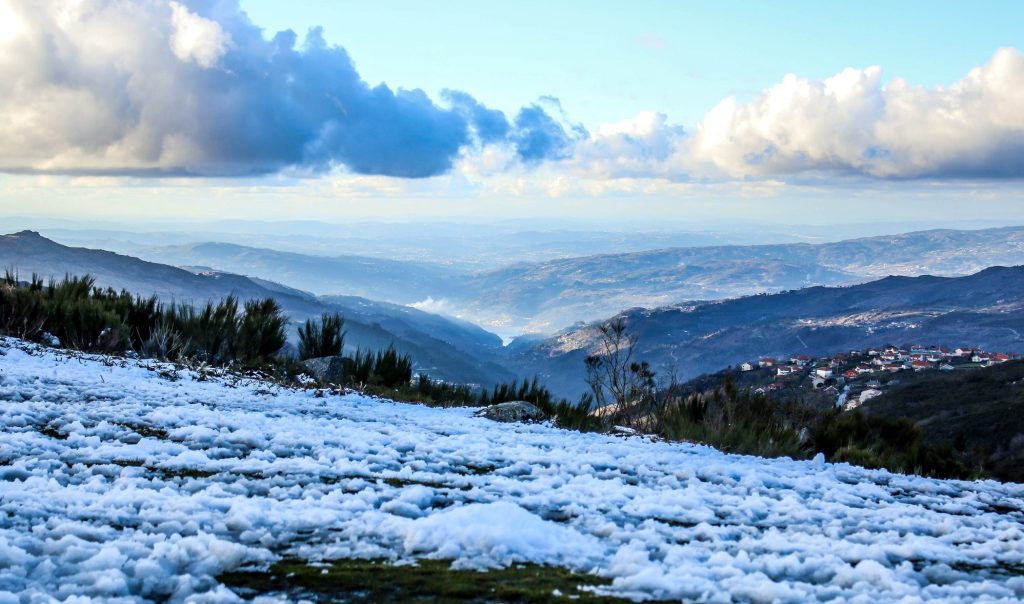  Estradas na Serra da Estrela reabertas às 10h30 após queda de neve