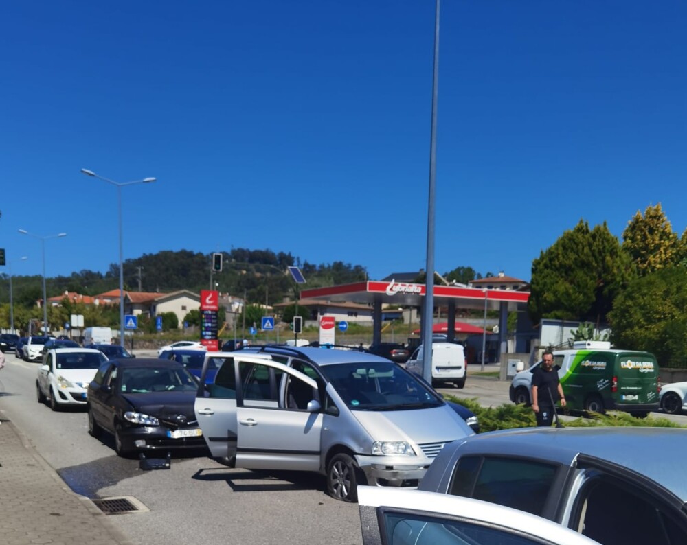  Acidente só com danos materias cria constrangimentos na zona de Pascoal - Jornal do Centro