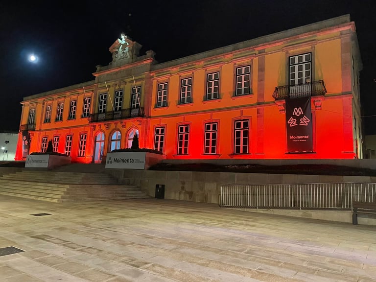  Paços do Concelho de Moimenta da Beira iluminados de vermelho para alertar sobre doença da distrofia muscular - Jornal do Centro