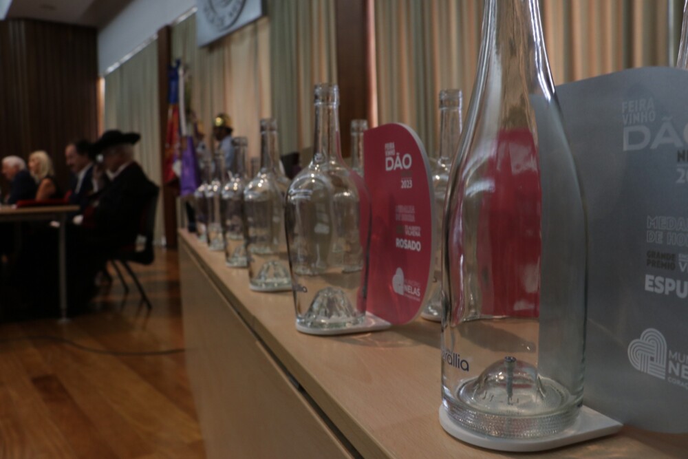 Enólogos homenageados em jantar vínico, em Nelas, na véspera do arranque da Feira do Vinho do Dão - Jornal do Centro
