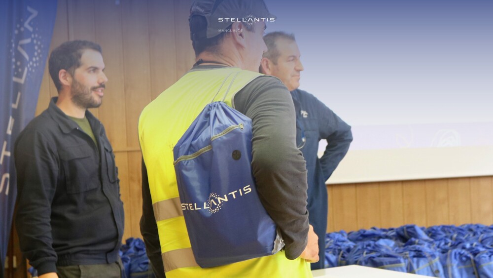  Stellantis Mangualde oferece kits escolares a filhos dos trabalhadores - Jornal do Centro