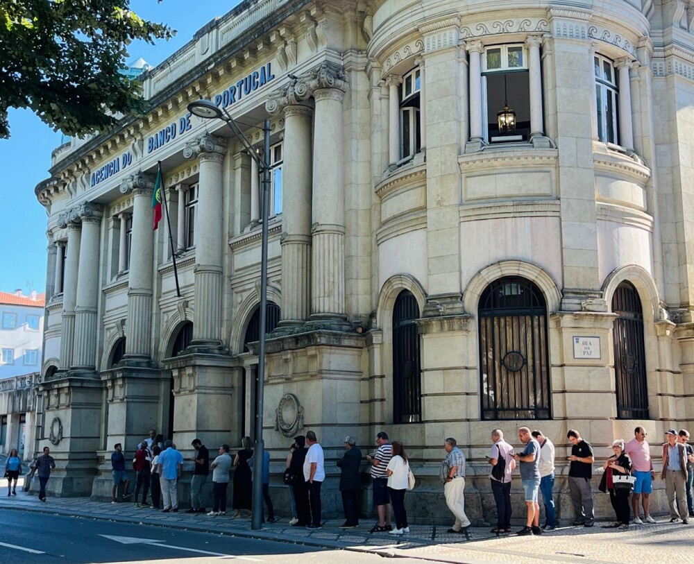  Fila à porta do Banco de Portugal em Viseu para adquirir moeda comemorativa dos Xutos e Pontapés - Jornal do Centro