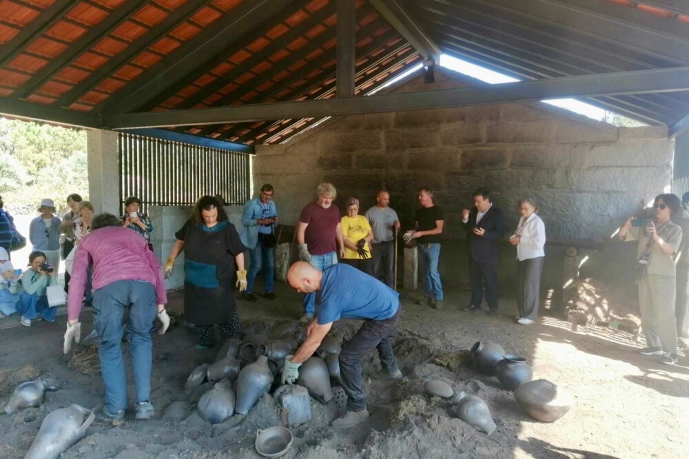  Artistas estrangeiros ”descobrem” barro negro de Molelos em Tondela - Jornal do Centro