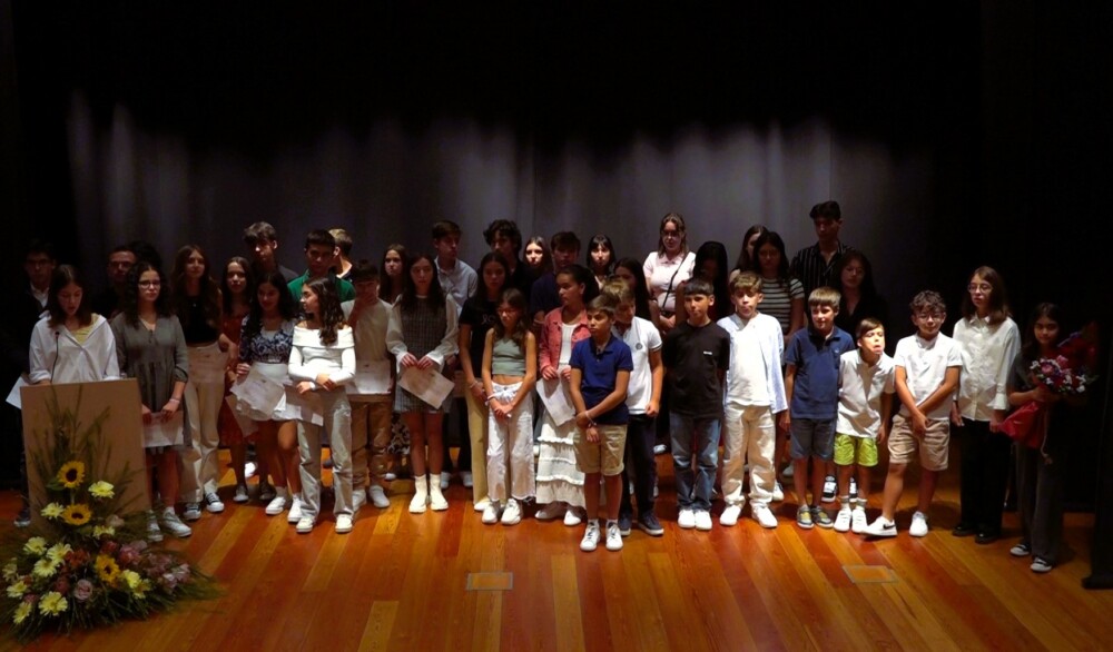  Mais de 40 alunos de Resende recebem prémio pelas boas notas na escola - Jornal do Centro