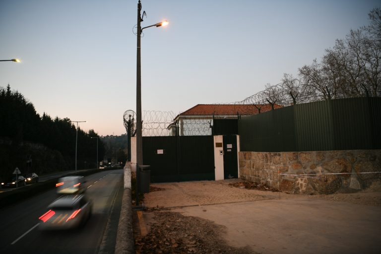  Conclusão das obras na cadeia do Campo e soluções para antiga prisão, pede Fernando Ruas à ministra - Jornal do Centro
