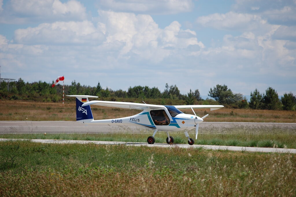  Viseu recebe voo inaugural do primeiro avião 100% elétrico certificado na Europa - Jornal do Centro