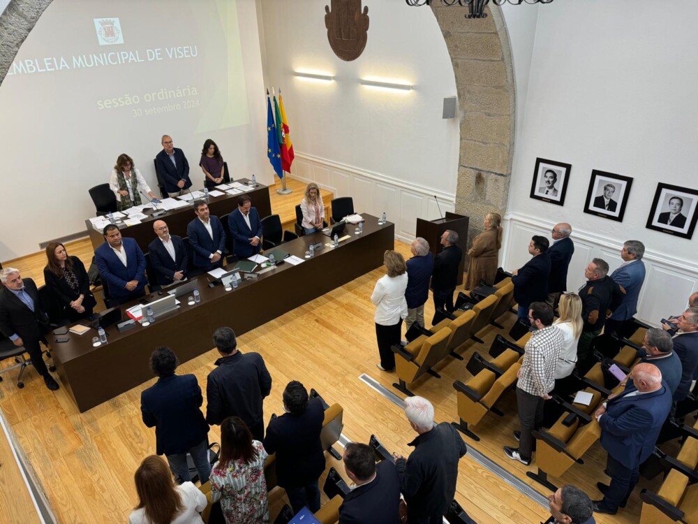  Minutos de silêncio, votos de pesar e de louvor na Assembleia Municipal de Viseu - Jornal do Centro
