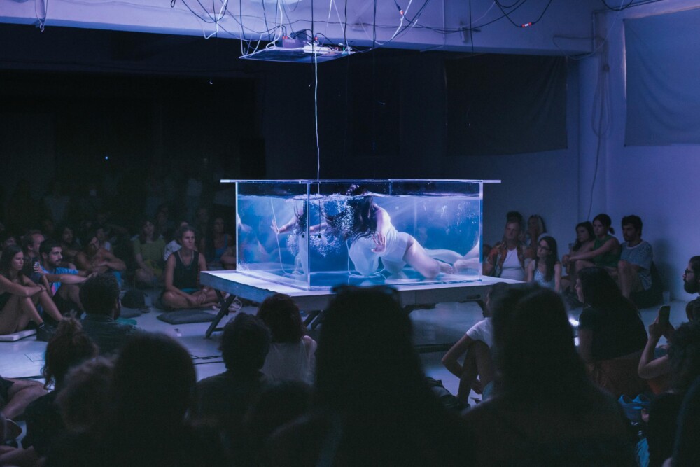  Uma performance dentro de um aquário e outra que protagoniza as máquinas, ainda este ano no Teatro Ribeiro Conceição - Jornal do Centro