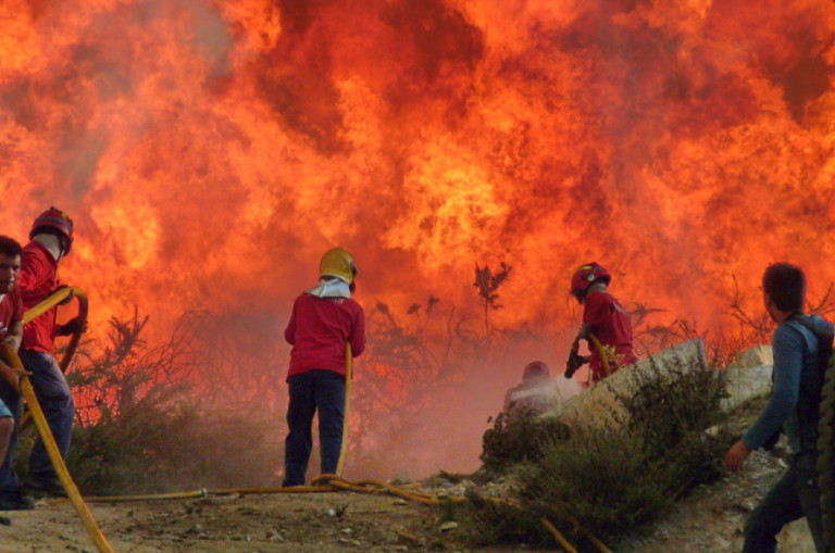  Incêndios: Três bombeiros mortos. Aldeias em risco, fumo dificulta trabalhos, faltam meios - Jornal do Centro