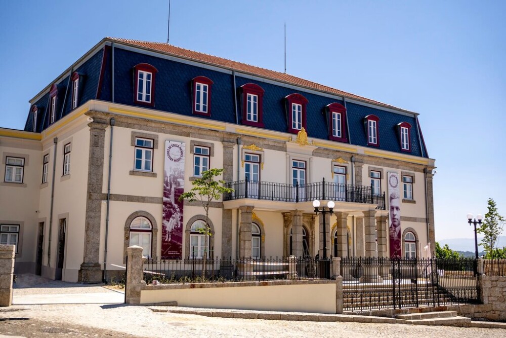  Escultura homenageia judeus e Aristides de Sousa Mendes num acesso ao museu - Jornal do Centro
