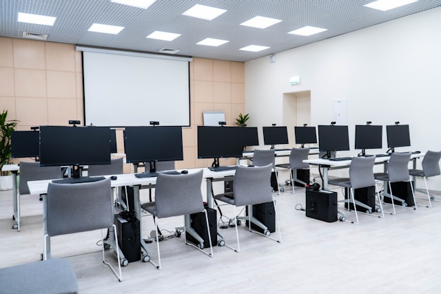  Escolas continuam com desigualdades no acesso a computadores - Jornal do Centro