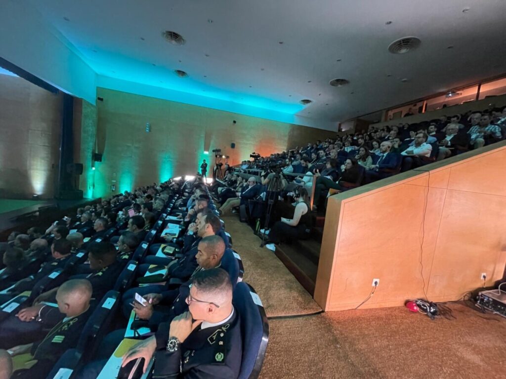  Centenas de pessoas em Viseu discutem e debatem a segurança em eventos desportivos - Jornal do Centro