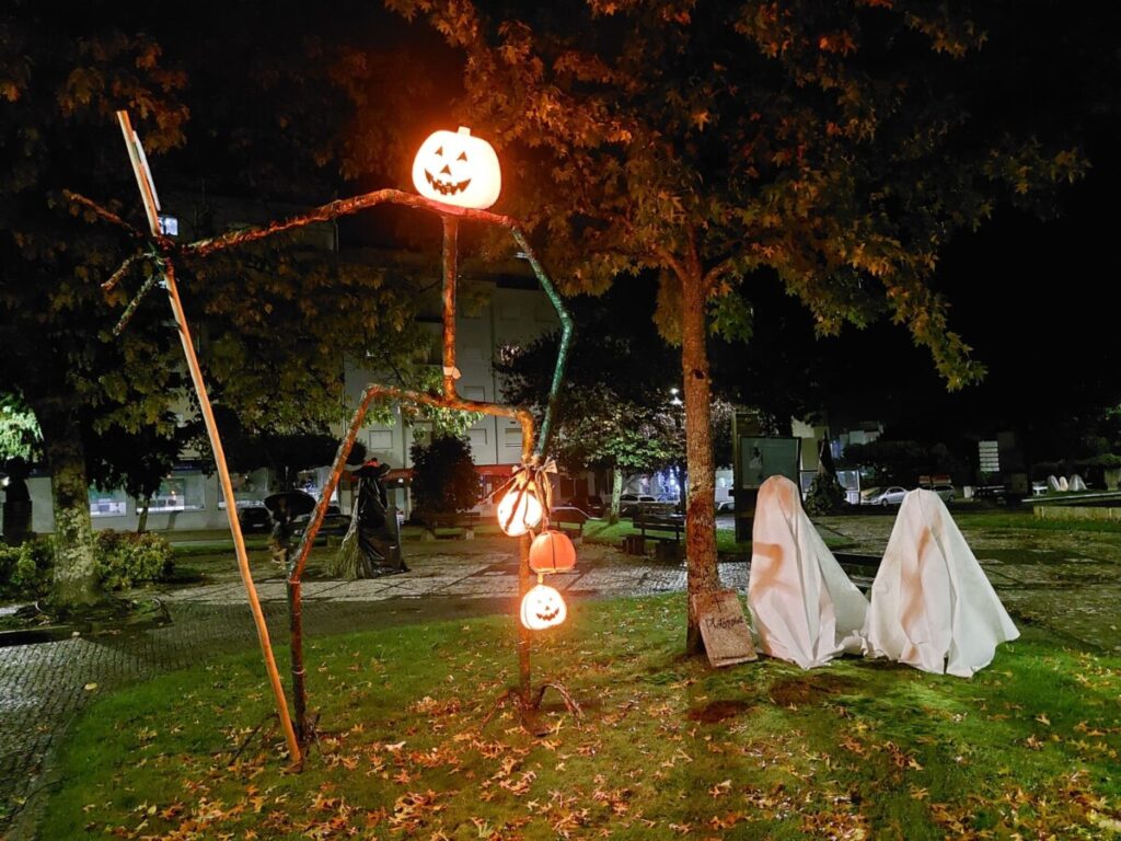  Centro de Oliveira de Frades decorado ‘a rigor’ para o Dia das Bruxas - Jornal do Centro