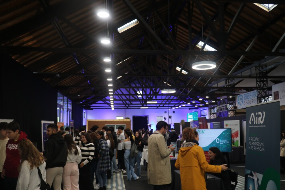  Empresas e instituições de ensino da região reunidas em Nelas para feira de emprego - Jornal do Centro