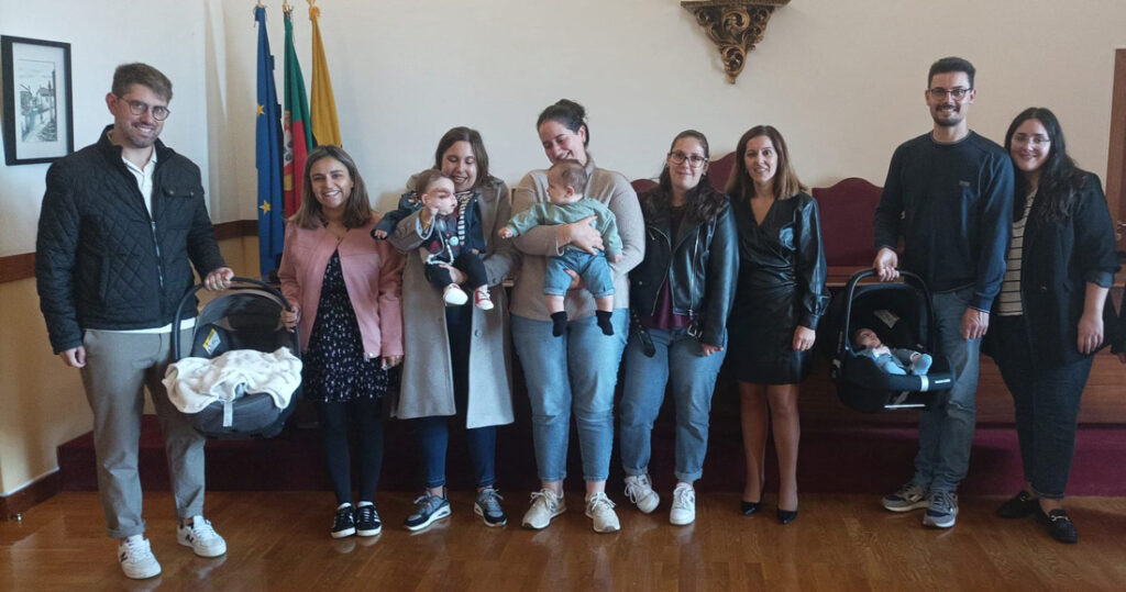  Cheques-bebé entregues a seis famílias de Tabuaço - Jornal do Centro
