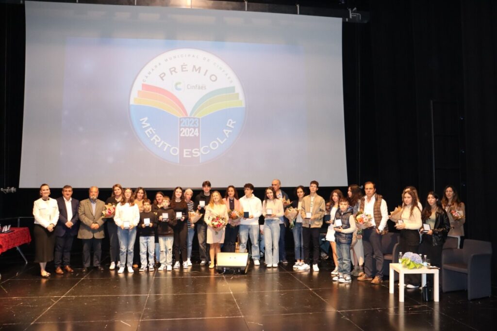  Câmara de Cinfães distingue 36 alunos pelo bom desempenho escolar - Jornal do Centro