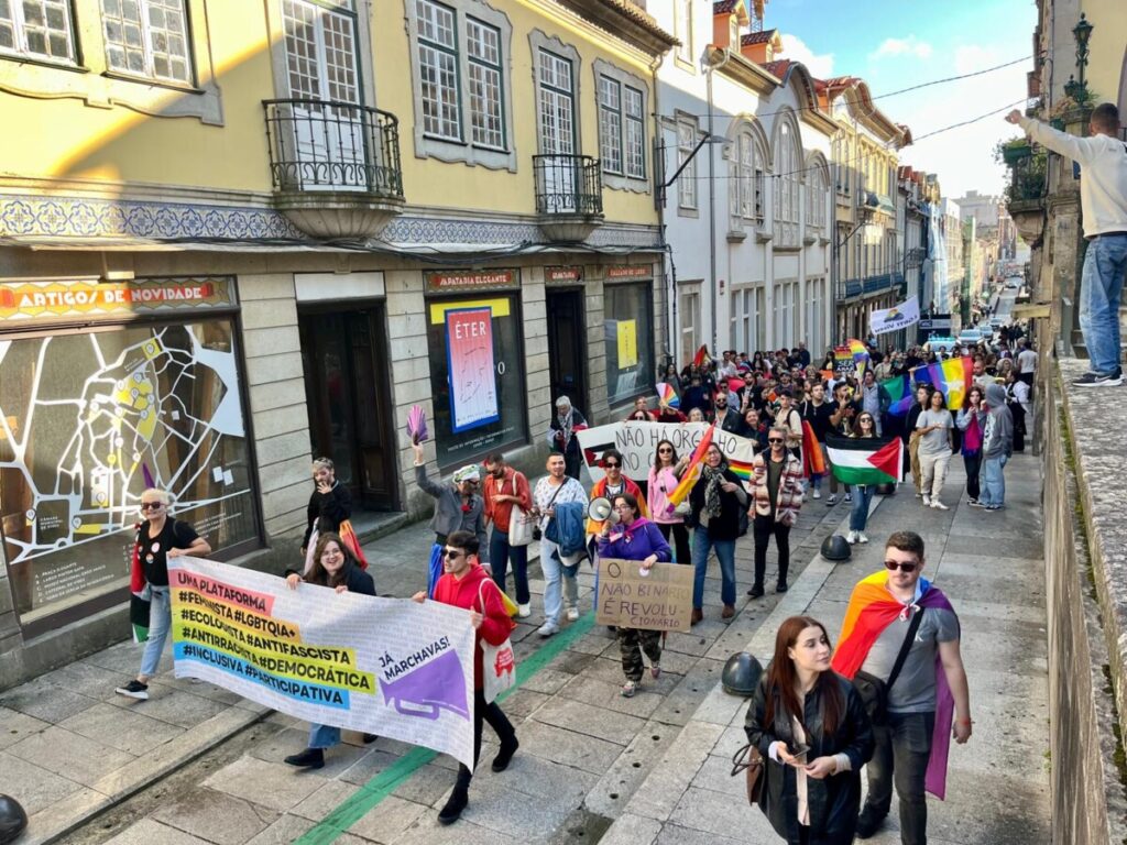  Mais de uma centena de pessoas marchou em Viseu “de cravo ao peito contra o preconceito” - Jornal do Centro