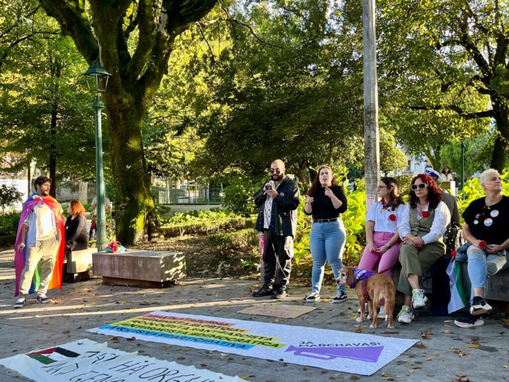  Mais de uma centena de pessoas marchou em Viseu “de cravo ao peito contra o preconceito” - Jornal do Centro