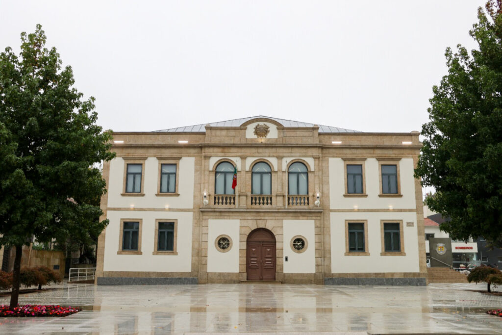  Portas da Câmara Municipal de Oliveira de Frades reabrem em dia de feriado municipal - Jornal do Centro
