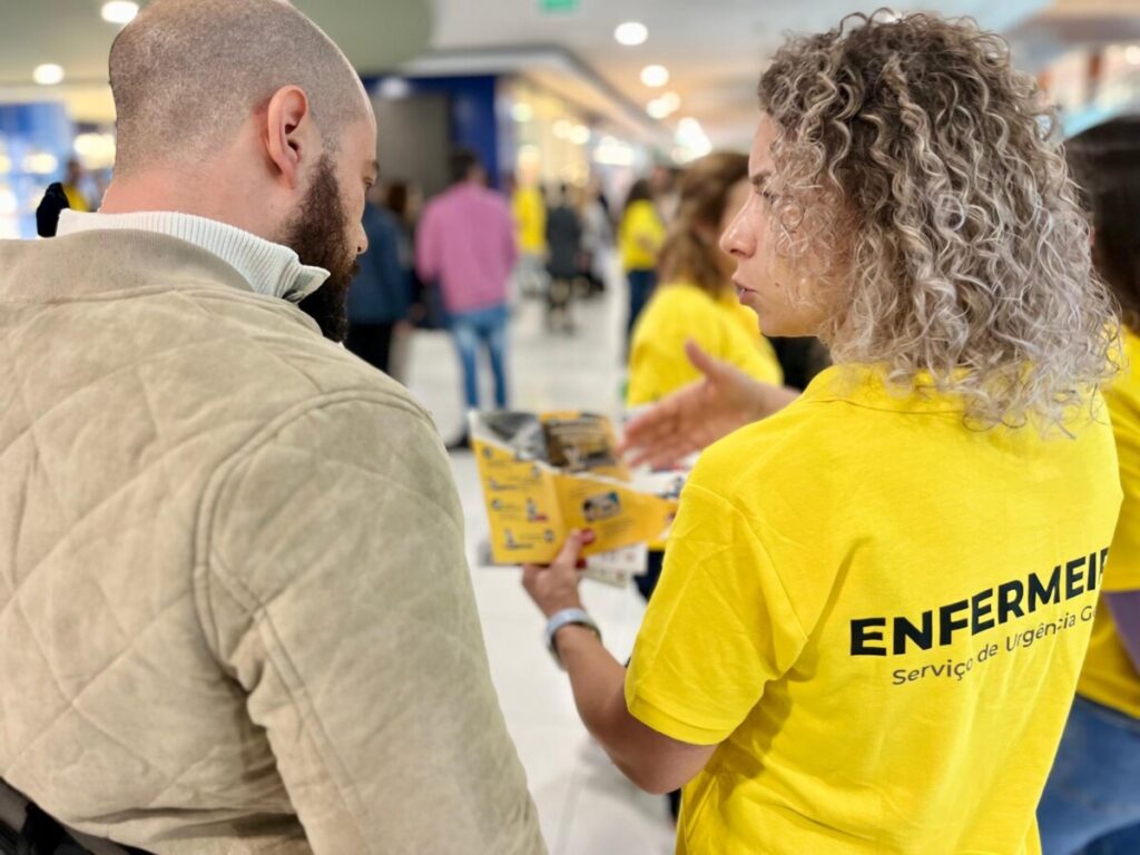  Enfermeiros da urgência do hospital de Viseu saem à rua para sensibilizar sobre suporte básico de vida, urgências e AVC - Jornal do Centro