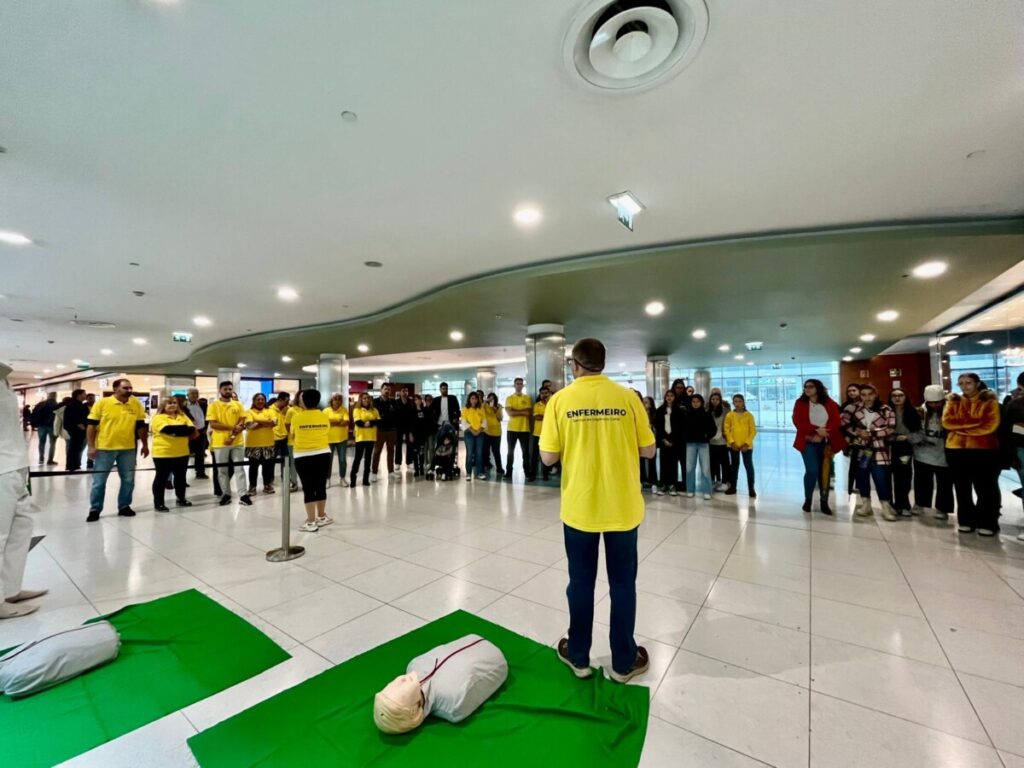  Enfermeiros da urgência do hospital de Viseu saem à rua para sensibilizar sobre suporte básico de vida, urgências e AVC - Jornal do Centro
