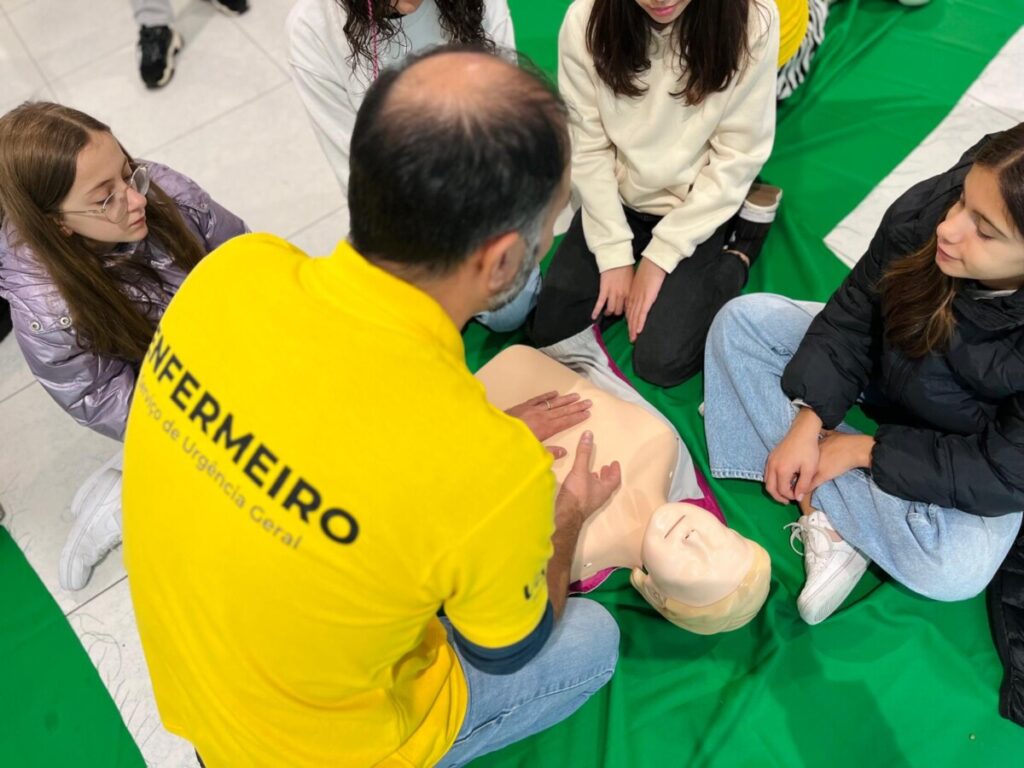  Enfermeiros da urgência do hospital de Viseu saem à rua para sensibilizar sobre suporte básico de vida, urgências e AVC - Jornal do Centro