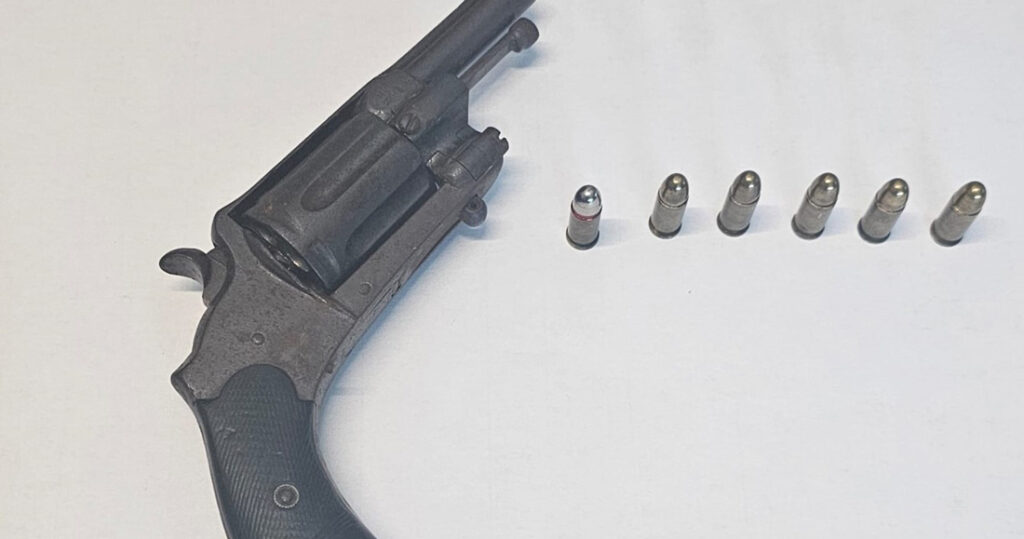  Andava na rua com arma de fogo escondida e foi detido pela GNR - Jornal do Centro