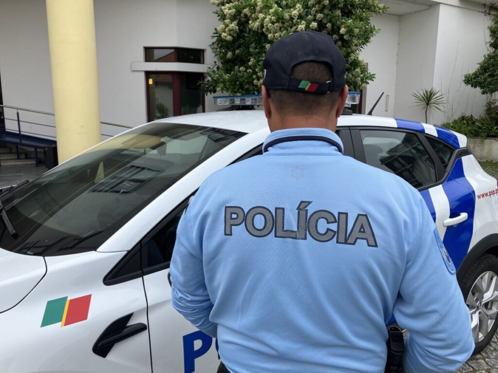  PSP de Viseu apanha homem “vestido” com roupas roubadas de loja - Jornal do Centro