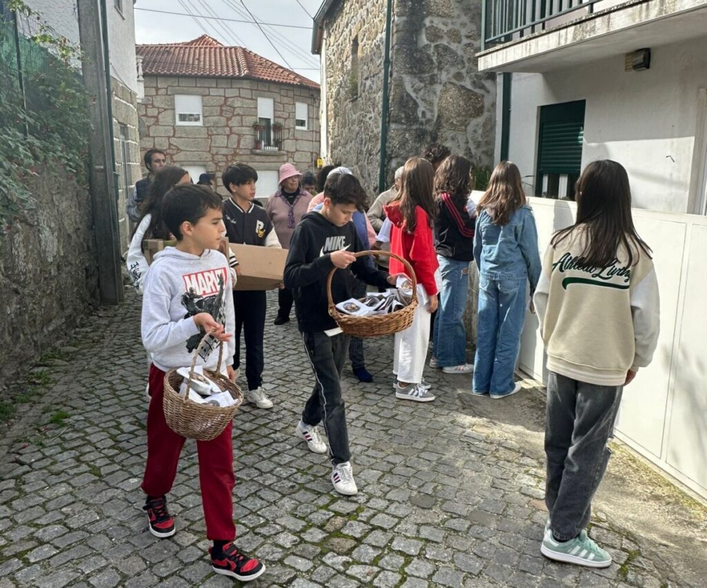  Crianças e idosos confecionam “Pão por Deus” e distribuem pelas ruas de Rio de Loba (Viseu) - Jornal do Centro