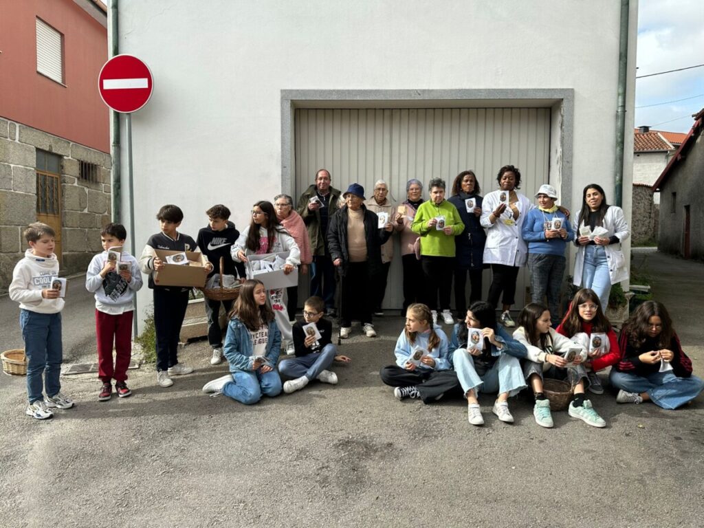  Crianças e idosos confecionam “Pão por Deus” e distribuem pelas ruas de Rio de Loba (Viseu) - Jornal do Centro