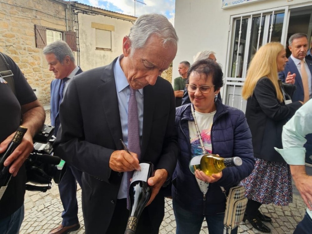  Marcelo oferece garrafas de vinho do Dão autografadas em inauguração de casa dedicada a Vergílio Ferreira - Jornal do Centro