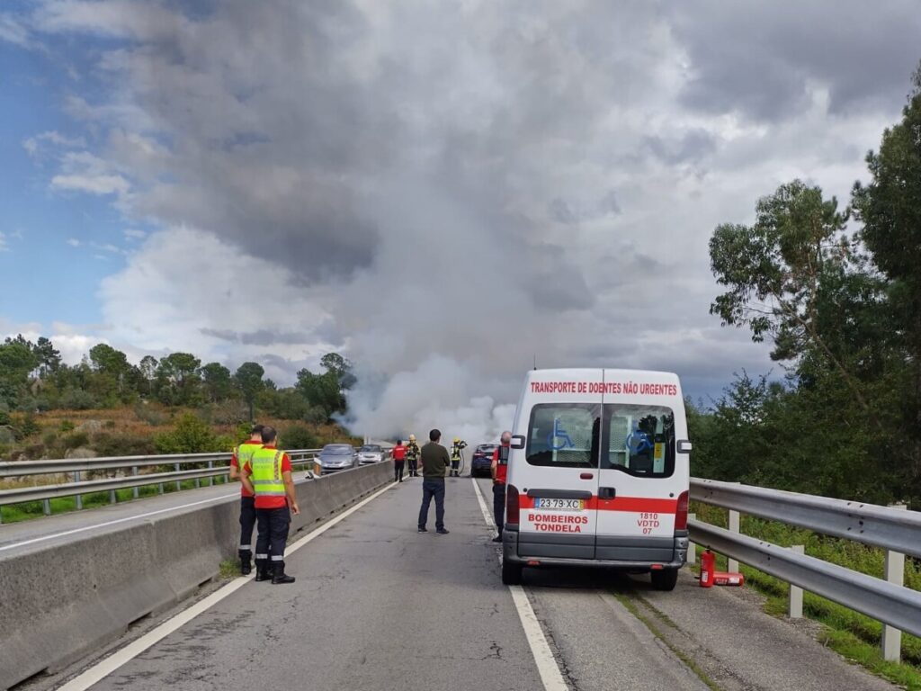  Carro a arder corta IP3 no sentido Tondela-Viseu - Jornal do Centro