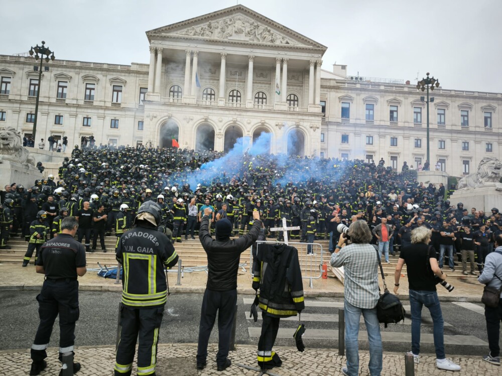  Protesto juntou centenas de bombeiros sapadores na escadaria do parlamento - Jornal do Centro