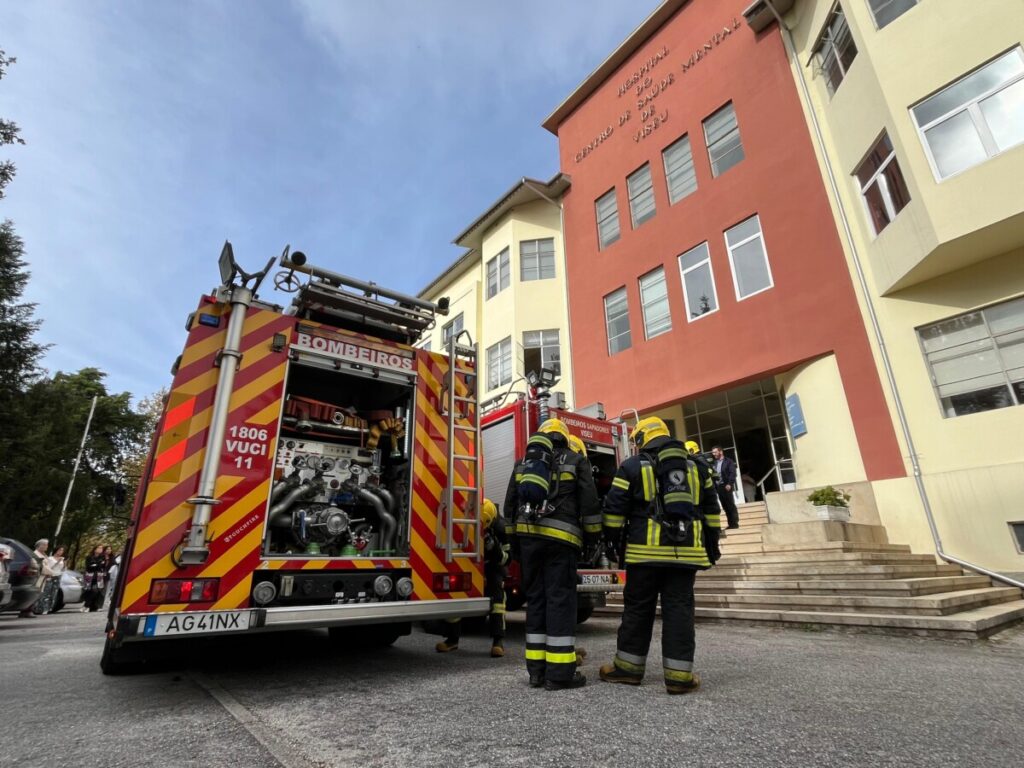 Sirenes e fumo: simulacro testa segurança do hospital psiquiátrico em Viseu - Jornal do Centro