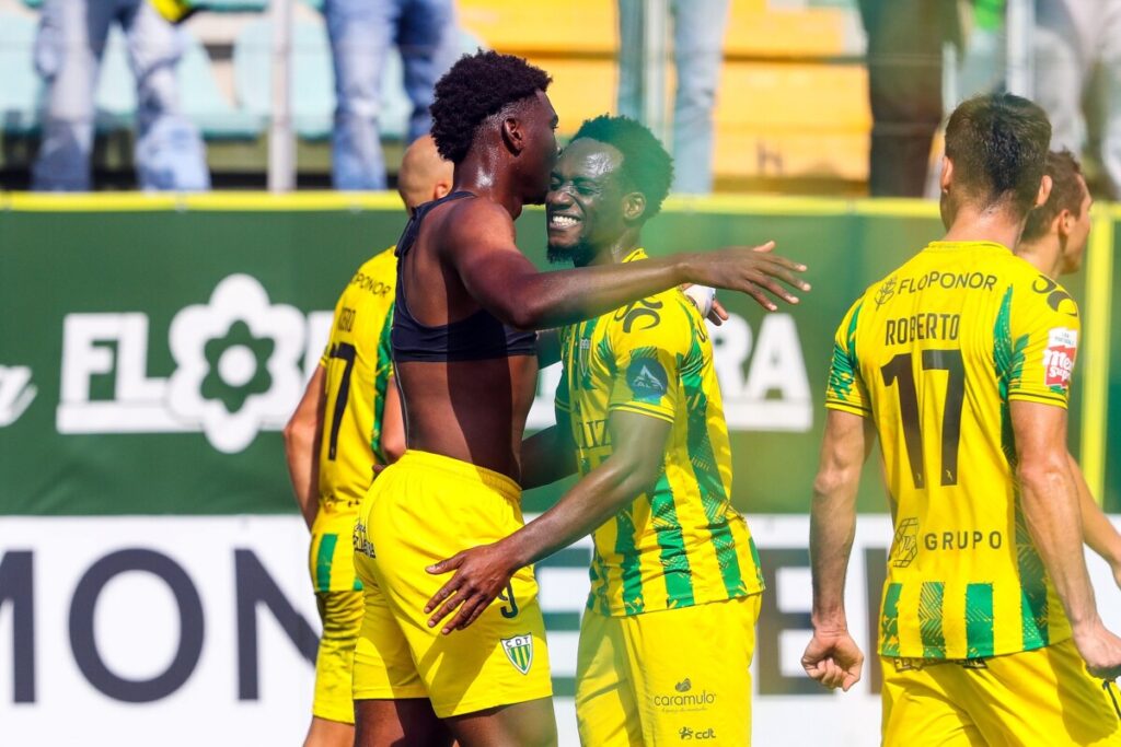  Tondela dá volta ao resultado e vence Leixões no último minuto - Jornal do Centro