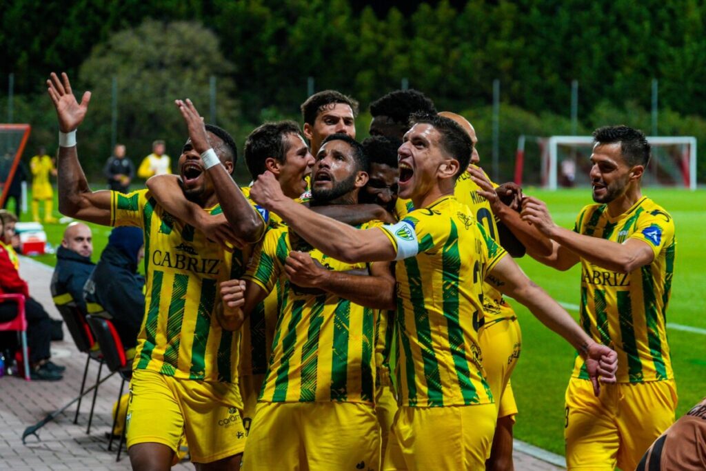  Tondela opera reviravolta com Benfica B e assume liderança da II Liga - Jornal do Centro