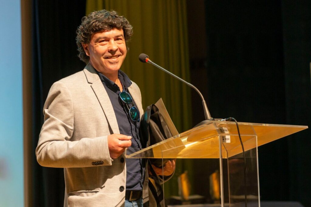  Vítor Santos lança nova edição de livro sobre ética desportiva - Jornal do Centro