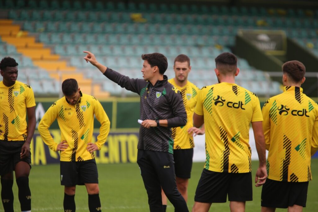  Treinador do Tondela eleito o melhor de setembro e outubro - Jornal do Centro