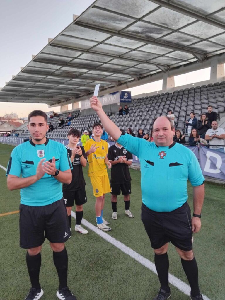  Árbitro da Associação de Futebol de Viseu mostra cartão branco ao “bandeirinha” - Jornal do Centro