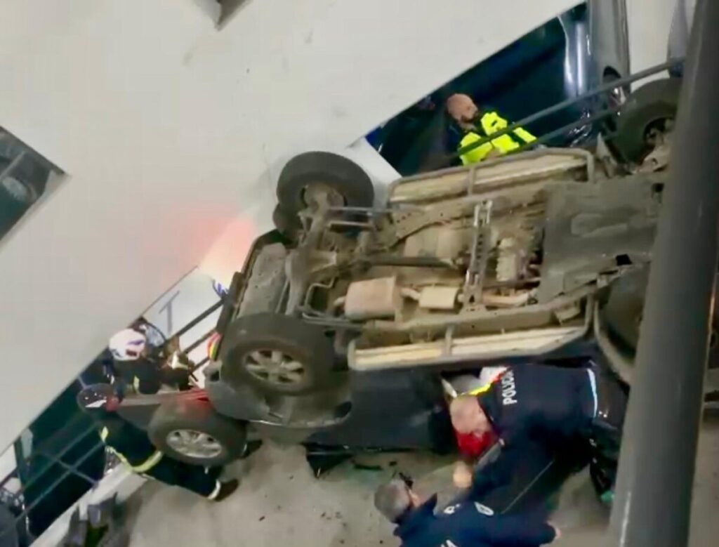  Carro despista-se e capota dentro de parque de estacionamento em Viseu - Jornal do Centro