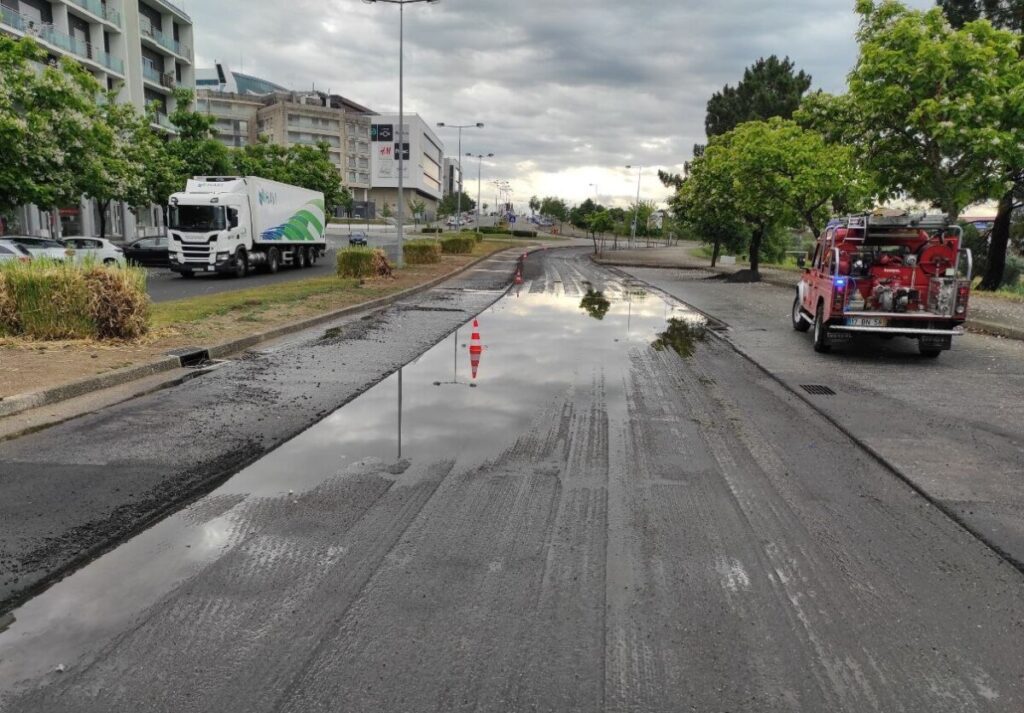  Inundações em Viseu devido à chuva e vento fortes - Jornal do Centro
