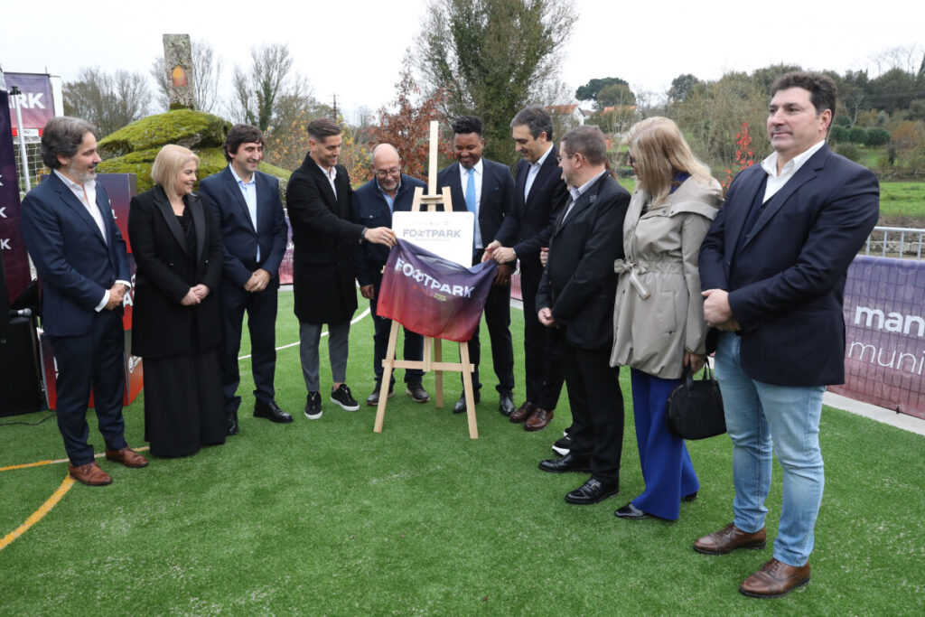  Guarda-redes do FCPorto inaugura campo de futebol em Mangualde - Jornal do Centro