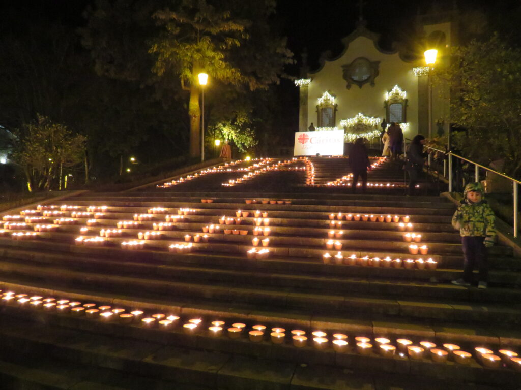  Cáritas de Viseu acende 1.000 velas pela paz na Igreja dos Terceiros - Jornal do Centro