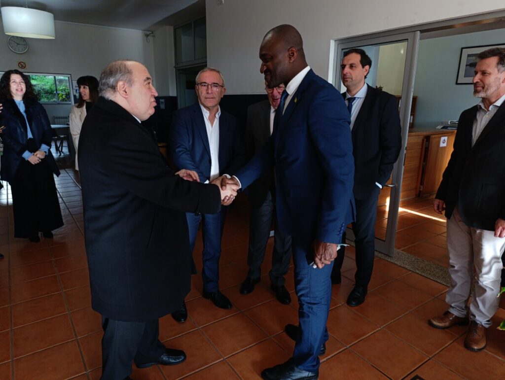  Embaixador de S. Tomé e Príncipe visita Escola Profissional de Carvalhais em S. Pedro do Sul - Jornal do Centro