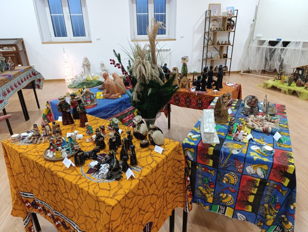  Presépios do mundo em exposição no Seminário das Missões, em Viseu, ajudam alunas do Quénia - Jornal do Centro