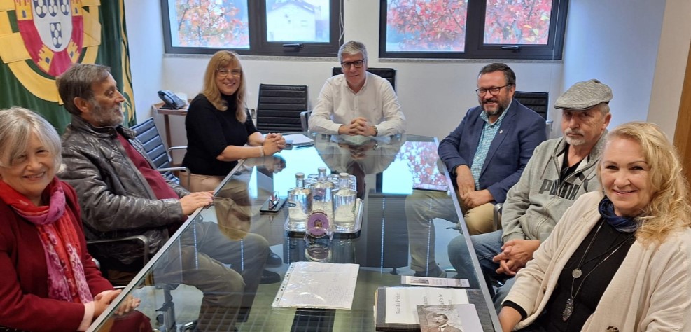  Lusodescendente assina livro com histórias de emigração de Carregal do Sal - Jornal do Centro