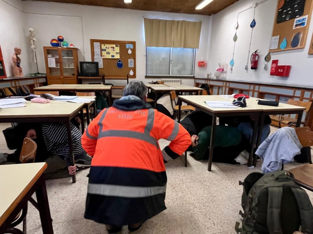  Simulacro: A terra tremeu e os alunos da Escola de Mundão, em Viseu, mostraram estar preparados - Jornal do Centro