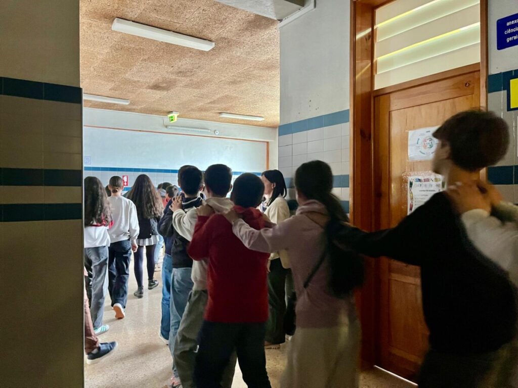  Simulacro: A terra tremeu e os alunos da Escola de Mundão, em Viseu, mostraram estar preparados - Jornal do Centro