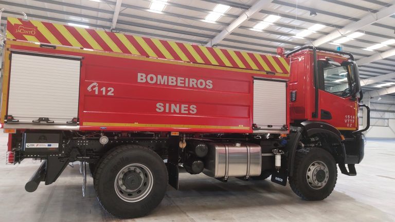  Tondela acolhe entrega de veículos de combate a incêndios aos Bombeiros - Jornal do Centro