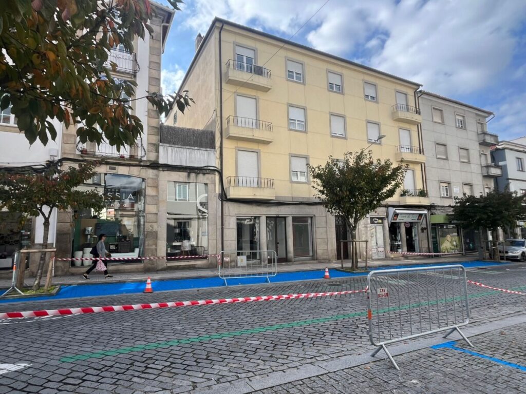  Erro de empresa pinta de azul espaços de estacionamento na Avenida Alberto Sampaio, em Viseu - Jornal do Centro